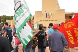 ANCONA - Un gruppo di lavoratori della Best manifestazione davanti alla sede della Regione Marche.